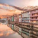 Отель Le Miredames Кастр