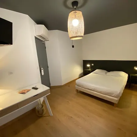 מלון Hotel Le Miredames קסטרה