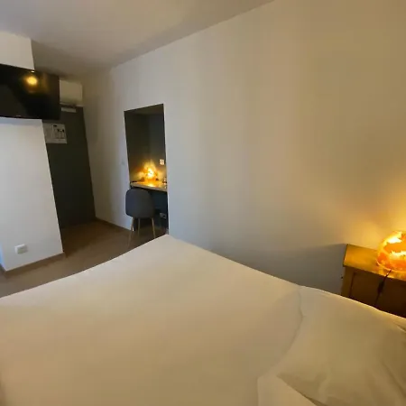 Hotel Le Miredames Ξενοδοχείο Καστρ
