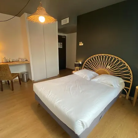 מלון Hotel Le Miredames 3*