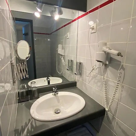 Hotel Le Miredames מלון קסטרה