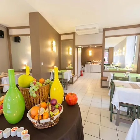 מלון Hotel Le Miredames קסטרה