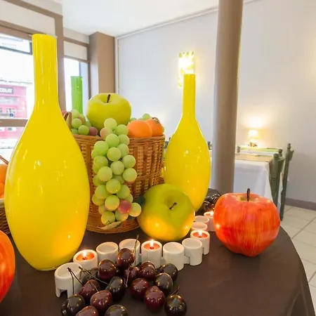 Hotel Le Miredames 3* קסטרה