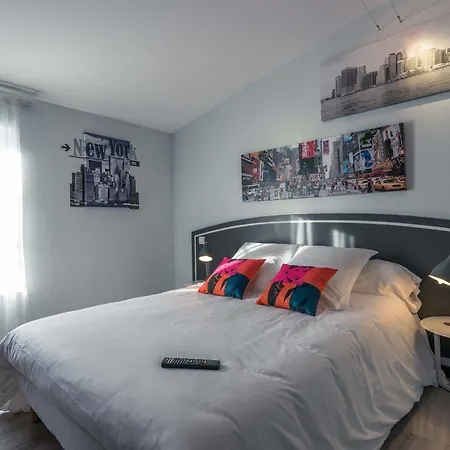 Hotel Le Miredames מלון קסטרה