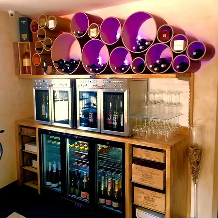 Hotel Le Miredames מלון קסטרה